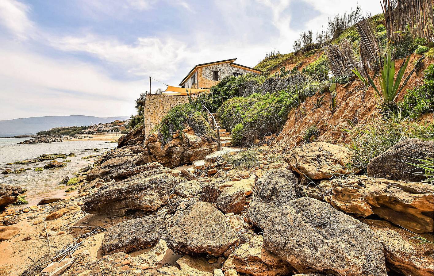Ganze Ferienwohnung, Seaside Terrace Retreat, 2,5 km vom Strand El Pam Pam entfernt in Trappeto, Palermo Provinz