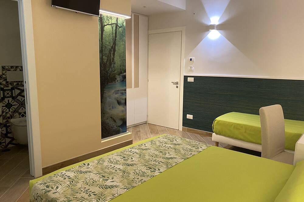 Dreibettzimmer in B & B nur einen Steinwurf vom Meer entfernt in Giovinazzo, Bari Provinz