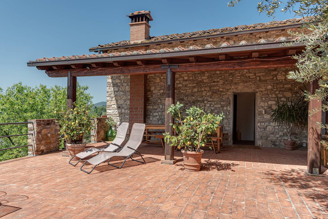 Entire apartment, Apartment 'Fienile' with Private Terrace, Wi-Fi and Air Conditioning in Pelago, Valdarno