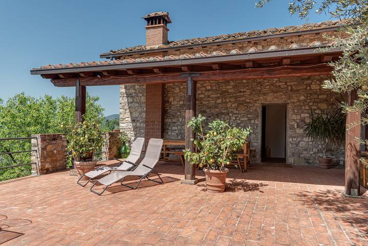 Appartamento intero, Appartamento 'Fienile' con terrazza privata, Wi-Fi e aria condizionata in Pelago, Valdarno
