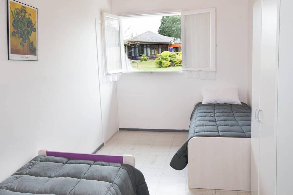 Entire apartment, Espalion, pleasant accommodation 5 people, heated swimming pool, ideal for families in Espalion, Massif Central