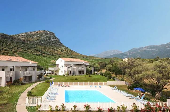 Gîte pour 10 personnes, avec piscine à Oletta