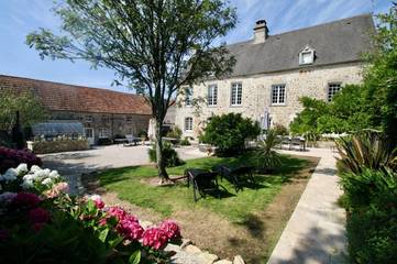 Cottage pour 50 personnes, avec sauna et jacuzzi ainsi que jardin et terrasse à Tamerville