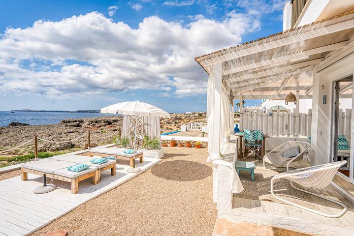 Entire apartment, Apartment 'Mar I Vent' with Sea View, Private Terrace, and Wi-Fi in Cala Blanca, Ciutadella