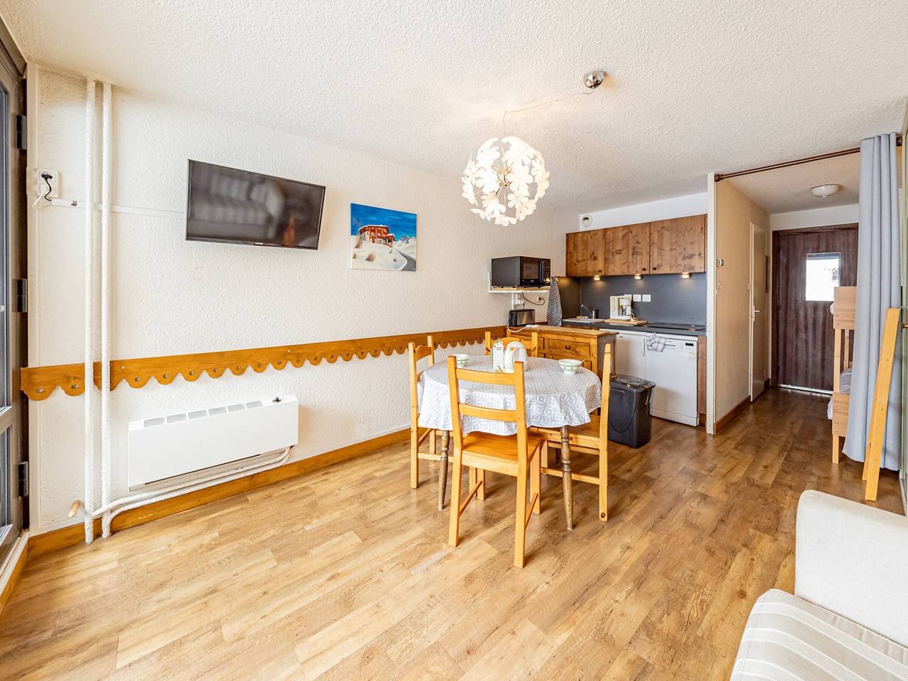 Entire studio, Modern Studio for 4, Ski-In/Out, Central Location, Panoramic Mountain Views in Saint-François-Longchamp, Le Grand Domaine