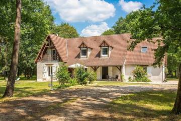Gîte pour 12 personnes, avec jardin et balcon à Theillay