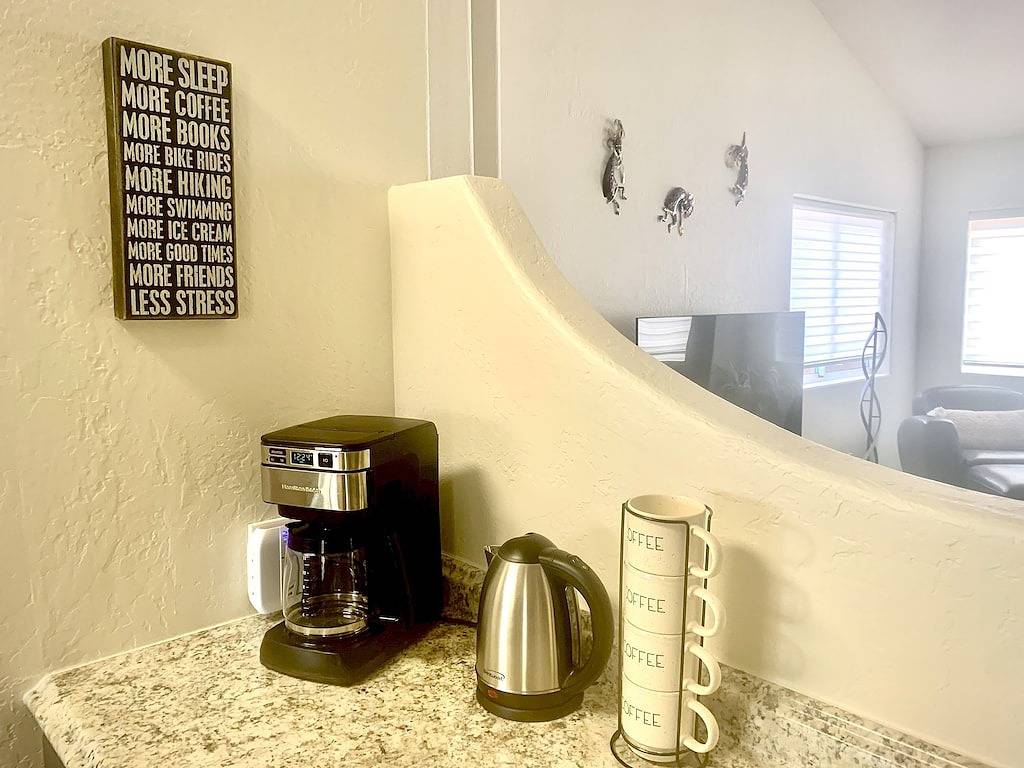 Centrally located @ heart of Sedona w New Hottub, King & 2 Queens, Dog Friendly! in Sedona, Oak Creek Canyon