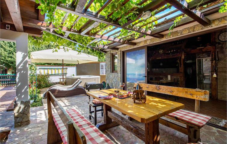 Stilvolle 1-Zimmer-Wohnung mit Terrasse, Whirlpool und Parkplatz in Kvarner Festland