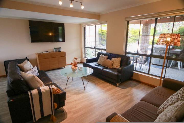 Holiday home for 12 people, with balcony and garden in South Australia