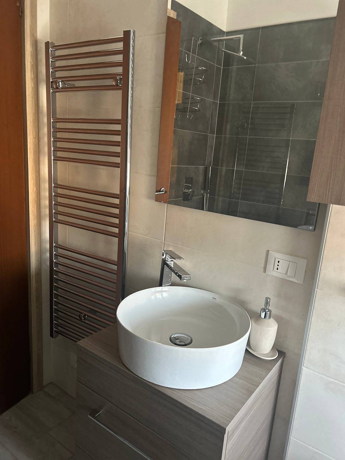 Apartamento inteiro, Apartamento de férias "Locazione Panta Rei" com A/C e Wi-Fi in Verona, Verona (província)