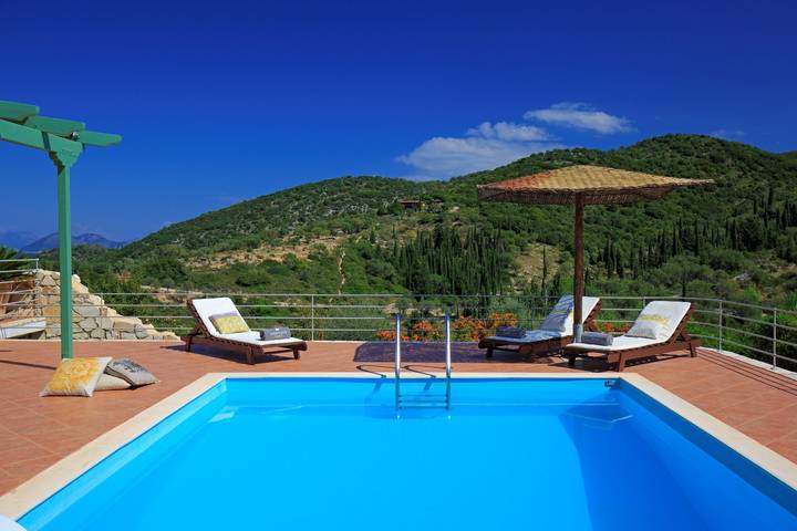 Villa pour 4 personnes, avec terrasse ainsi que piscine et jardin à Ithaque