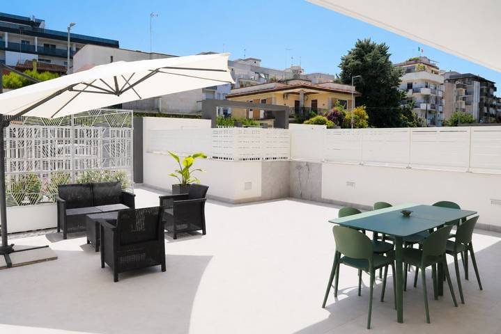 Appartamento intero, GuestHost - Comfy Verandah Flat X6 Near the Sea in Trani, Barletta-Andria-Trani