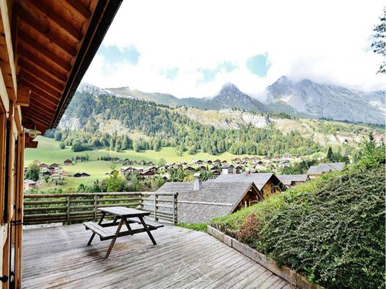 Entire apartment, Chalet Le Trefle in Le Grand-Bornand, Annecy region