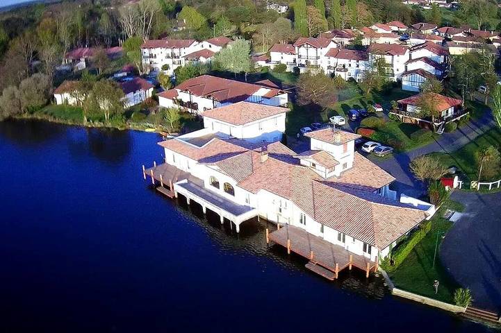 Location de vacances pour 14 personnes, avec terrasse et piscine dans Etang De Soustons