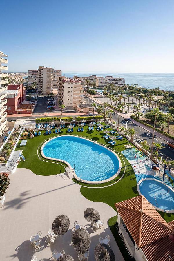 Hôtel pour 3 personnes, avec jardin et vue ainsi que bassin pour enfant et piscine