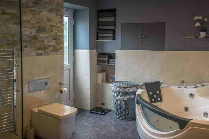 Appartement entier, Appartement unique au centre-ville / Climatisation / Terrasse privée sur le toit / Jacuzzi / 2 chambres in Loughborough, Heart of England