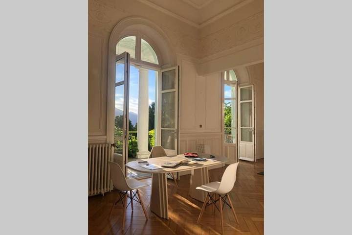 Gîte pour 4 personnes, avec Balcon et Terrasse ainsi que Jardin et Vue sur le lac dans Parc du Bois Vidal
