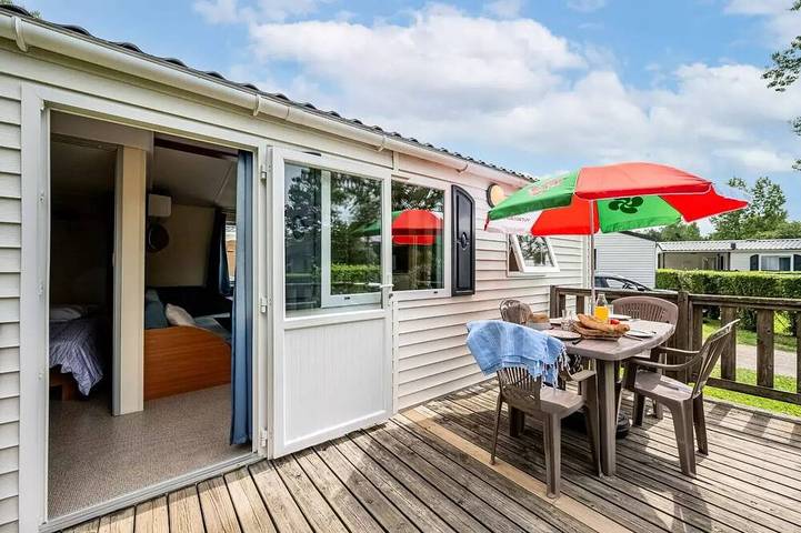 Mobil home pour 4 personnes, avec terrasse dans Bélus