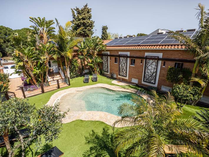 Location de vacances pour 4 personnes, avec piscine et jardin, adapté aux familles à Castelldefels