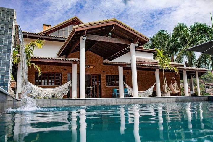 Casas e apartamentos de temporada para 29 pessoas, com vista e jardim e ainda balcão and piscina em Igaratá