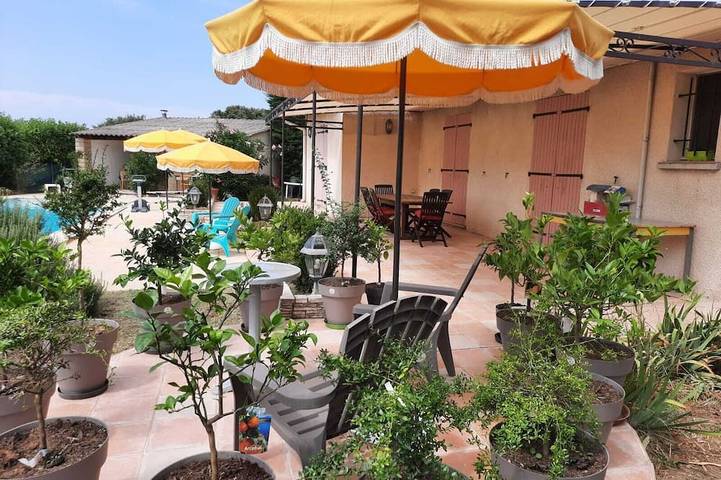 Location de vacances pour 8 personnes, avec jardin et terrasse à Colonzelle