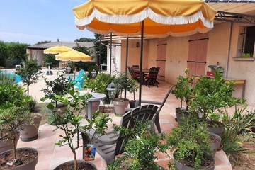 Gîte pour 8 personnes, avec jardin et terrasse à Colonzelle