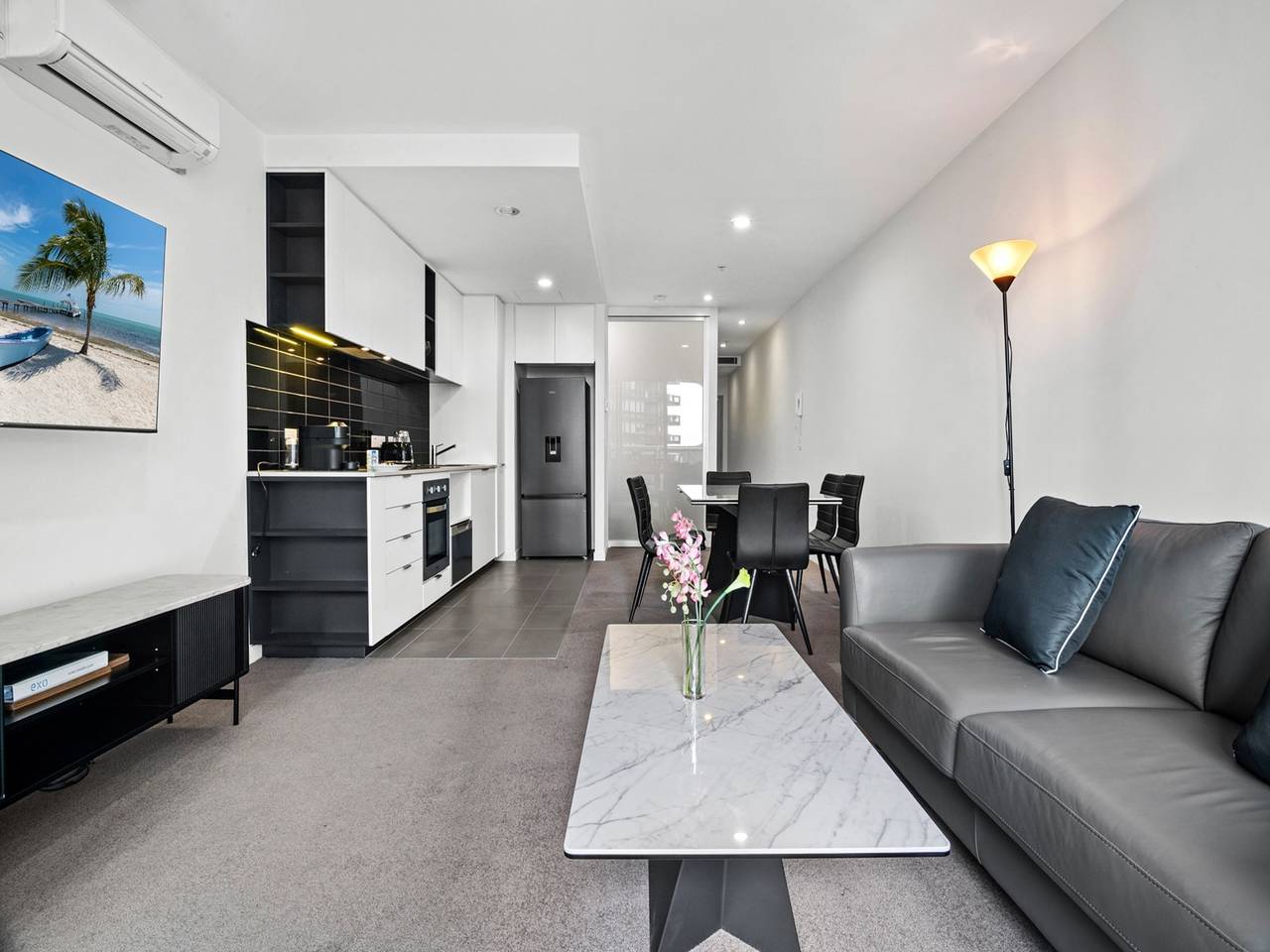 Entire apartment, Modern 1 Bed Apartment with City Views in Docklands, Melbourne