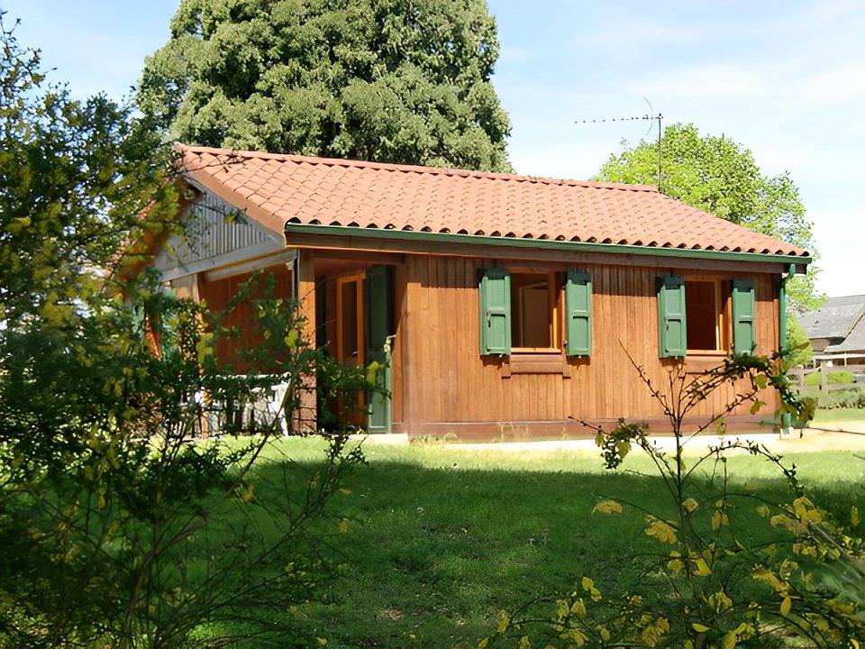 Chalet bois avec pêche à l'étang - Wifi in Roumégoux, Région d'Aurillac