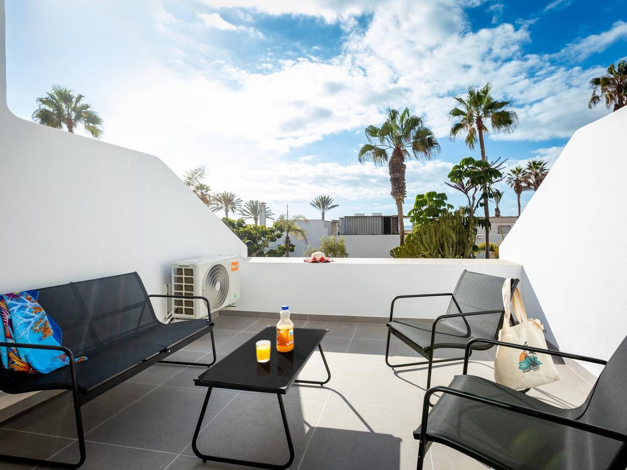 Entire holiday apartment, Stylish 179 Parque Santiago 2, front of the sea, swimming pool in Playa de las Américas, Arona