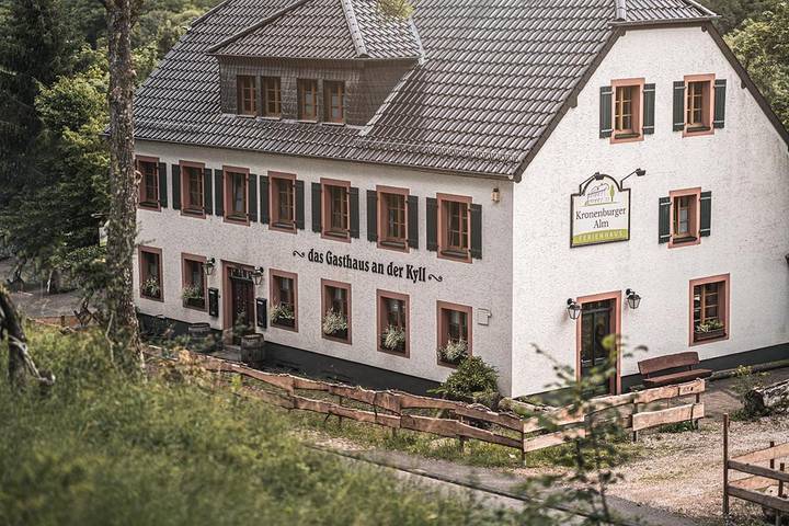 Ferienhaus für 22 Personen, mit Whirlpool und Terrasse sowie Garten