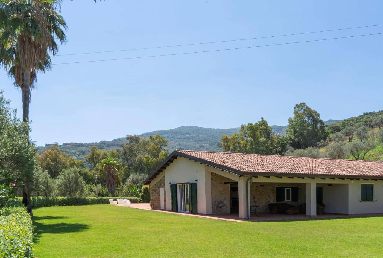 Villa Cammà with private pool in Mirto, Monti Nebrodi