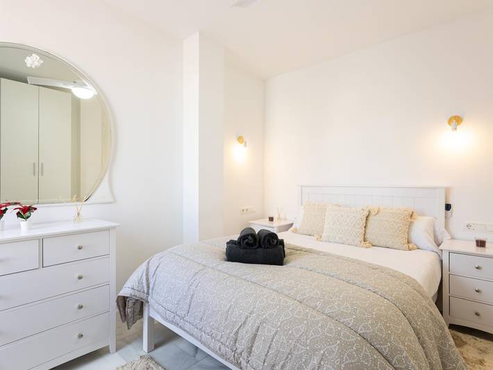 Apartamento vacacional entero, H2M Montesa 2 Planta 700m playa. Terraza en azotea in Carretera de Cádiz, Málaga