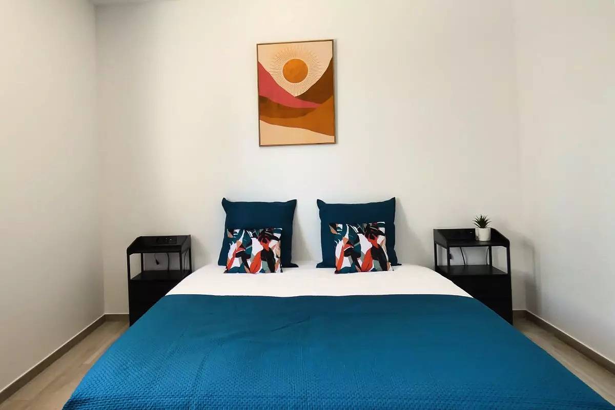 Charavines Villa mit Pool, Parkplatz, TV & Garten - 600m zum Stadtzentrum in Charavines, La Tour-du-Pin und Umgebung