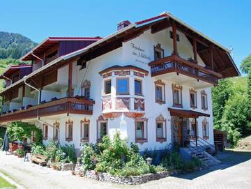 Ferienwohnung für 3 Personen, mit Sauna und Balkon sowie Pool und Garten in Ofterschwang