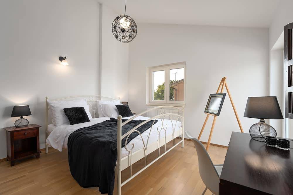 Villa with pool, up to 12 people,6 bedrooms, close to the beach, garden, parking in Poreč, Grad Poreč