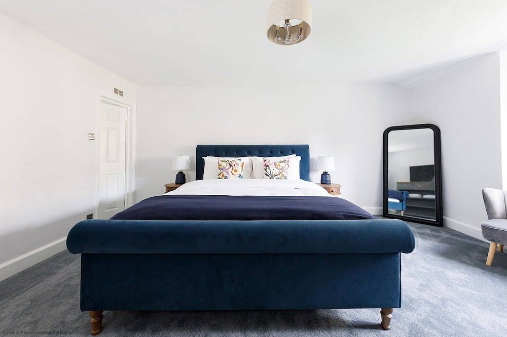 Cloisters Cottage -  a cottage that sleeps 6 guests  in 3 bedrooms in Chichester, West Sussex