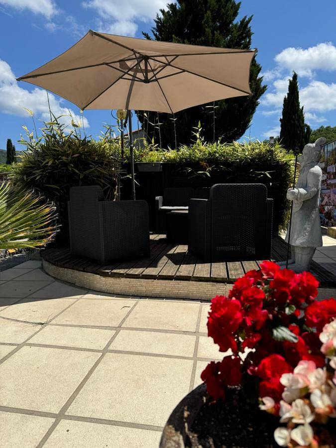 Location de vacances pour 3 personnes, avec piscine et vue ainsi que terrasse et jardin à Levens - 2