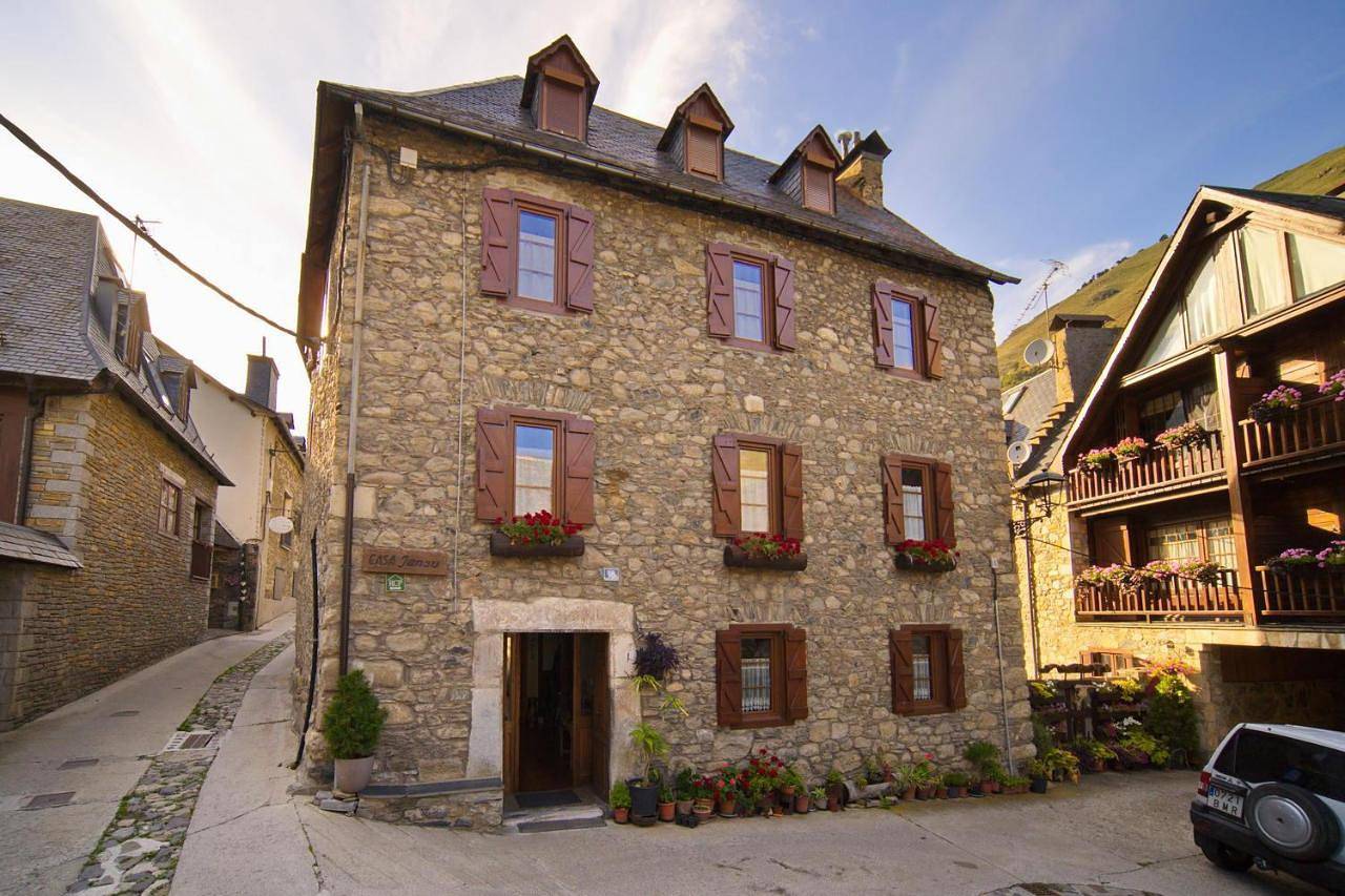 Double Room with Private Bathroom in Escuñau, viella e mijaran