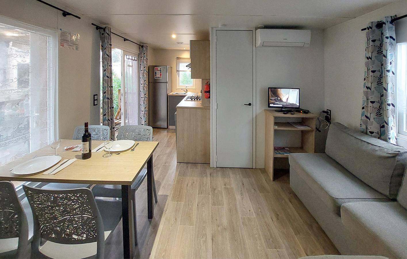 Cozy Mobile Home with Garden & Parking, 200m to Dune Seule Bouchée in Saint-Julien-en-Born, Côte d’Argent