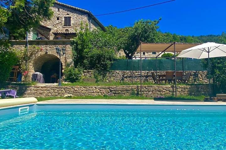 Location de vacances pour 7 personnes, avec jardin ainsi que vue et piscine à Joannas - 2