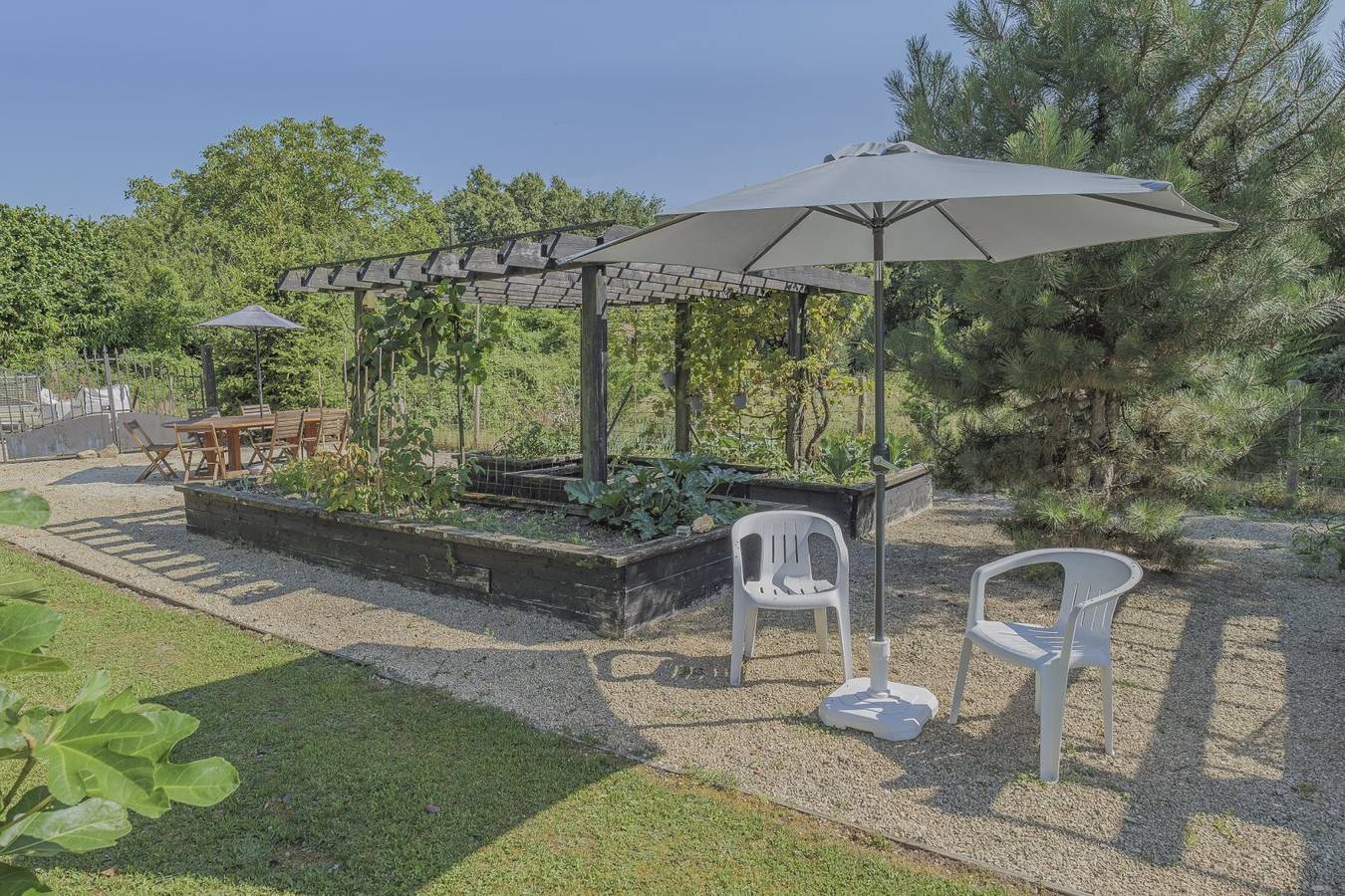 Casa vacacional 'L'Olivier Gîte' con piscina privada, terrazas y Wi-Fi in Lizant, Vienne