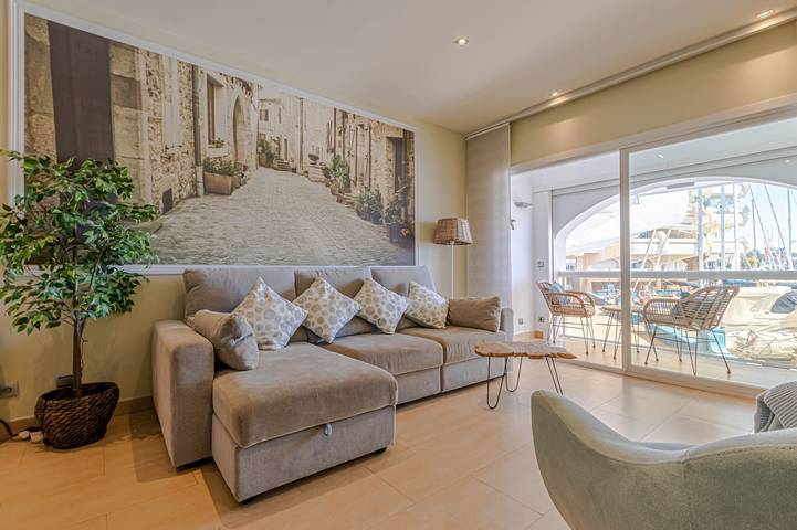 Entire apartment, Luxury Waterfront Apartment with Pool, Terrace and Wi-Fi in Benalmádena Costa, Costa del Sol