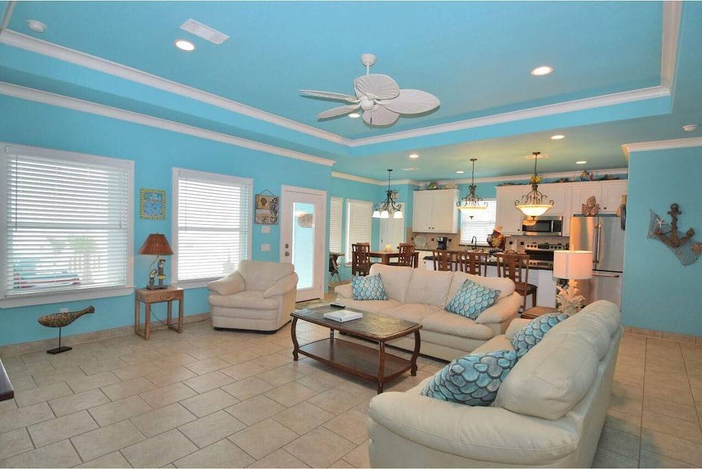 Der Strand ist nur einen kurzen Spaziergang von diesem atemberaubenden Haus entfernt. in Crystal Beach, Galveston County