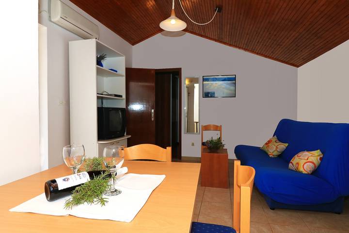 Apartament wakacyjny dla 3 osób, z balkon/ taras w Tisno