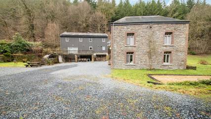 Location de vacances pour 14 personnes, avec vue sur le lac ainsi que terrasse et jardin, animaux acceptés à Vresse-sur-Semois