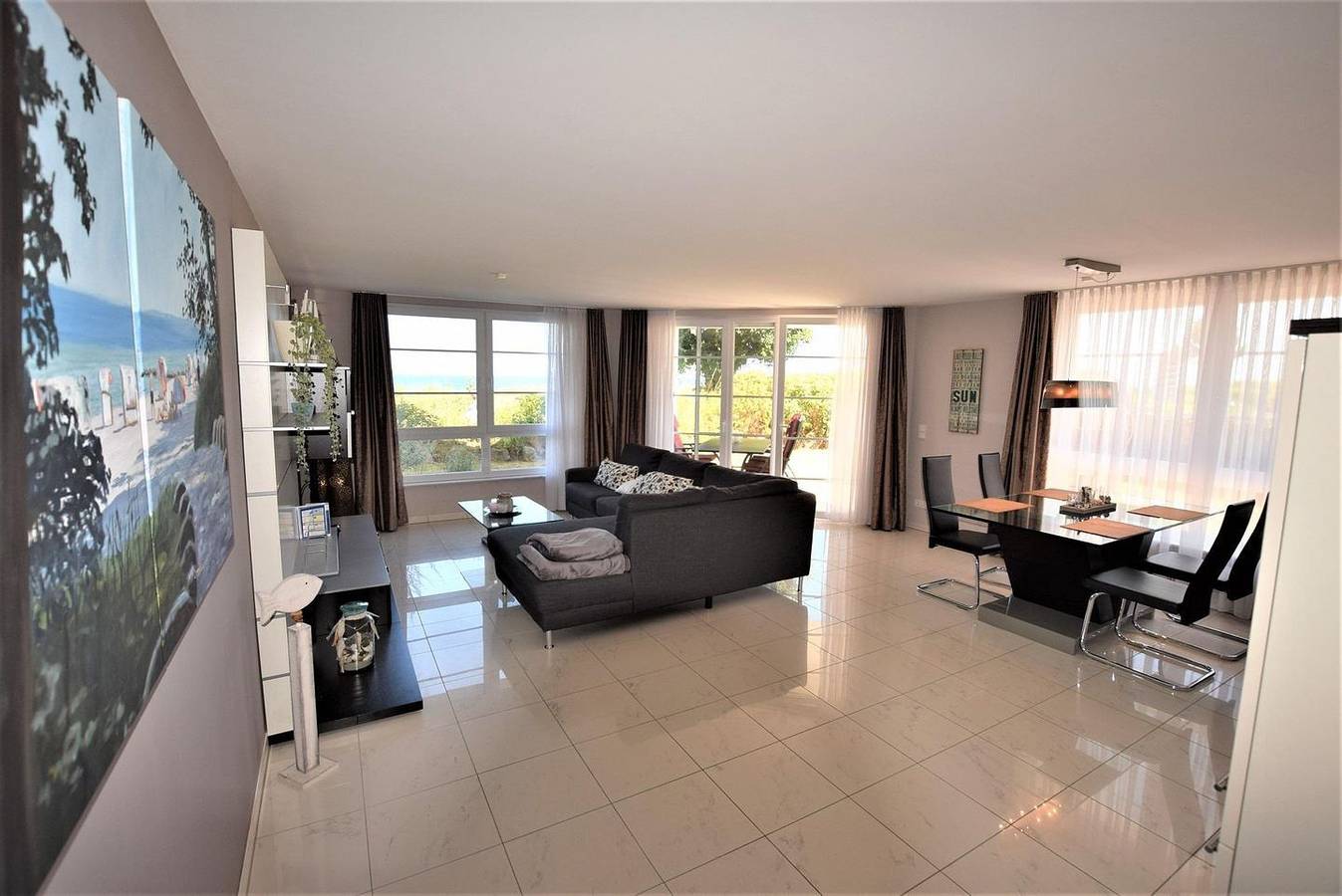 Ganze Wohnung, Große moderne Ferienwohnung direkt am weißen Sandstrand von Hohwacht. in Hohwacht Strand, Hohwacht