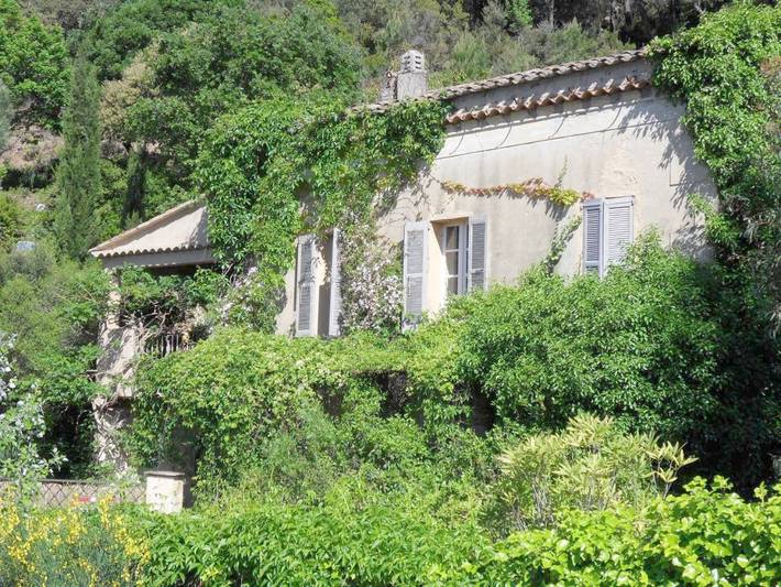 Location de vacances pour 2 personnes, avec Terrasse et Jardin ainsi que Piscine et Vue à La Garde-Freinet