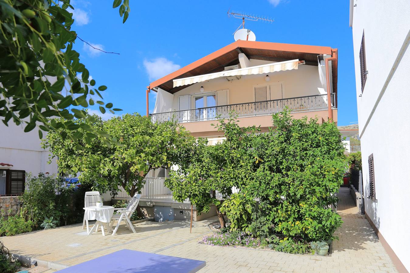 Ganze Wohnung, 2-Zimmer-Ferienwohnung am Strand Grebastica, Sibenik A-10366-a in Grebastica, Šibenik-Knin