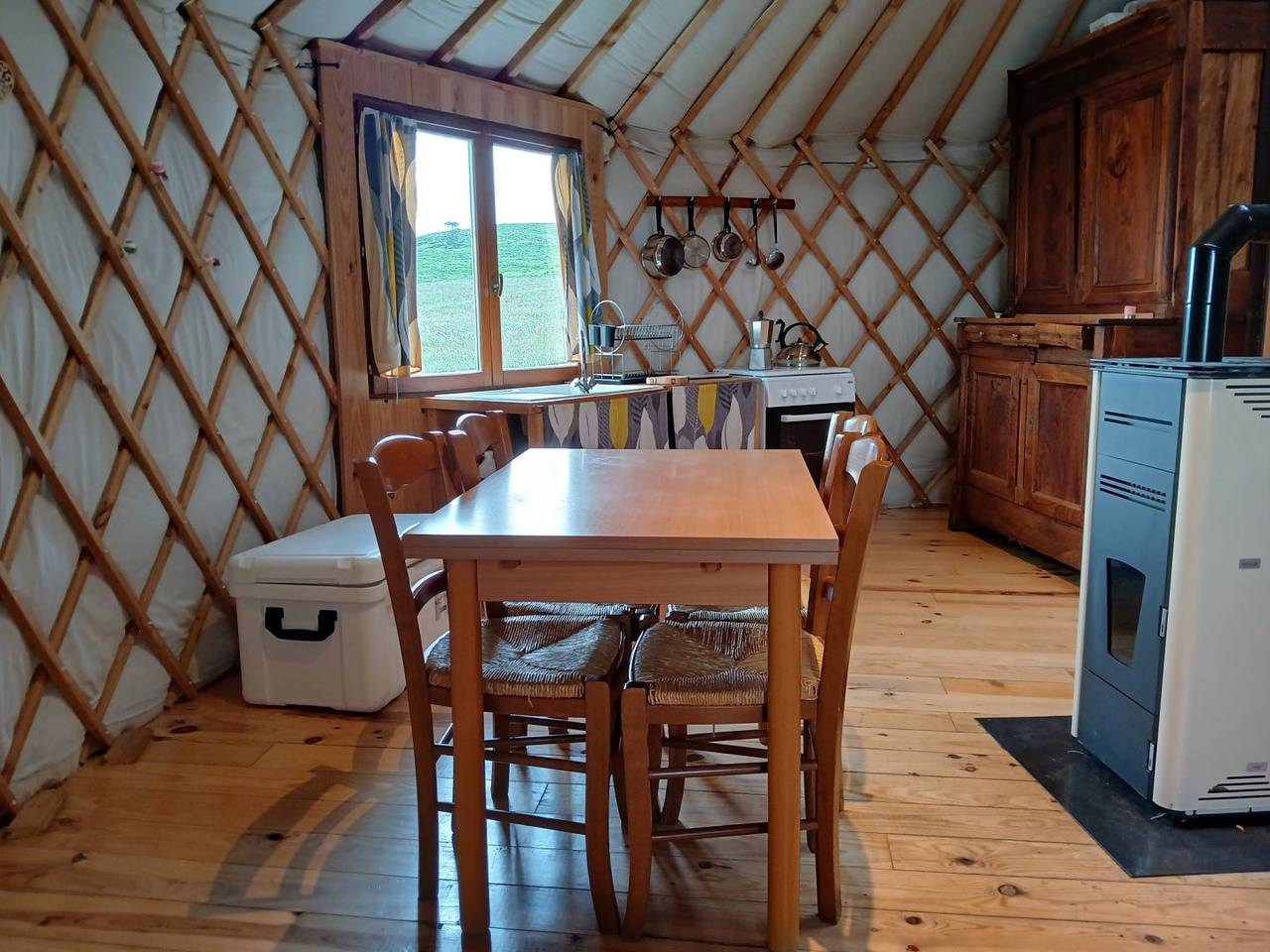 Yourte à la ferme in Lac Chauvet, Égliseneuve-d'Entraigues