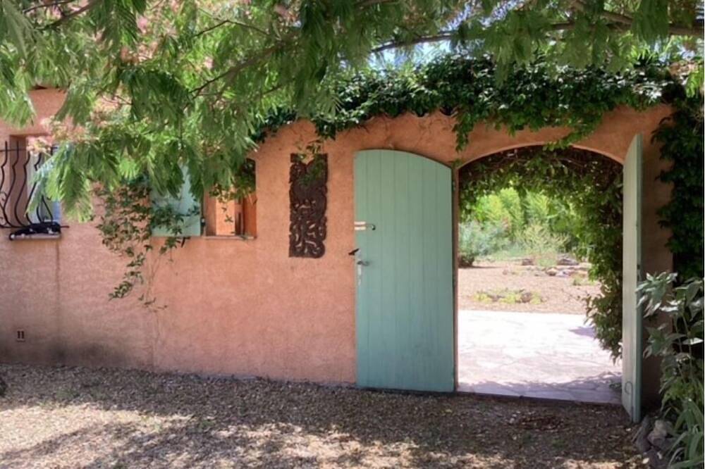 Maison Bien-être Séjour à Thème en Famille ou Avec vos Proches. Jardin & Jacuzzi in Saint-Antonin-du-Var, Brignoles Region